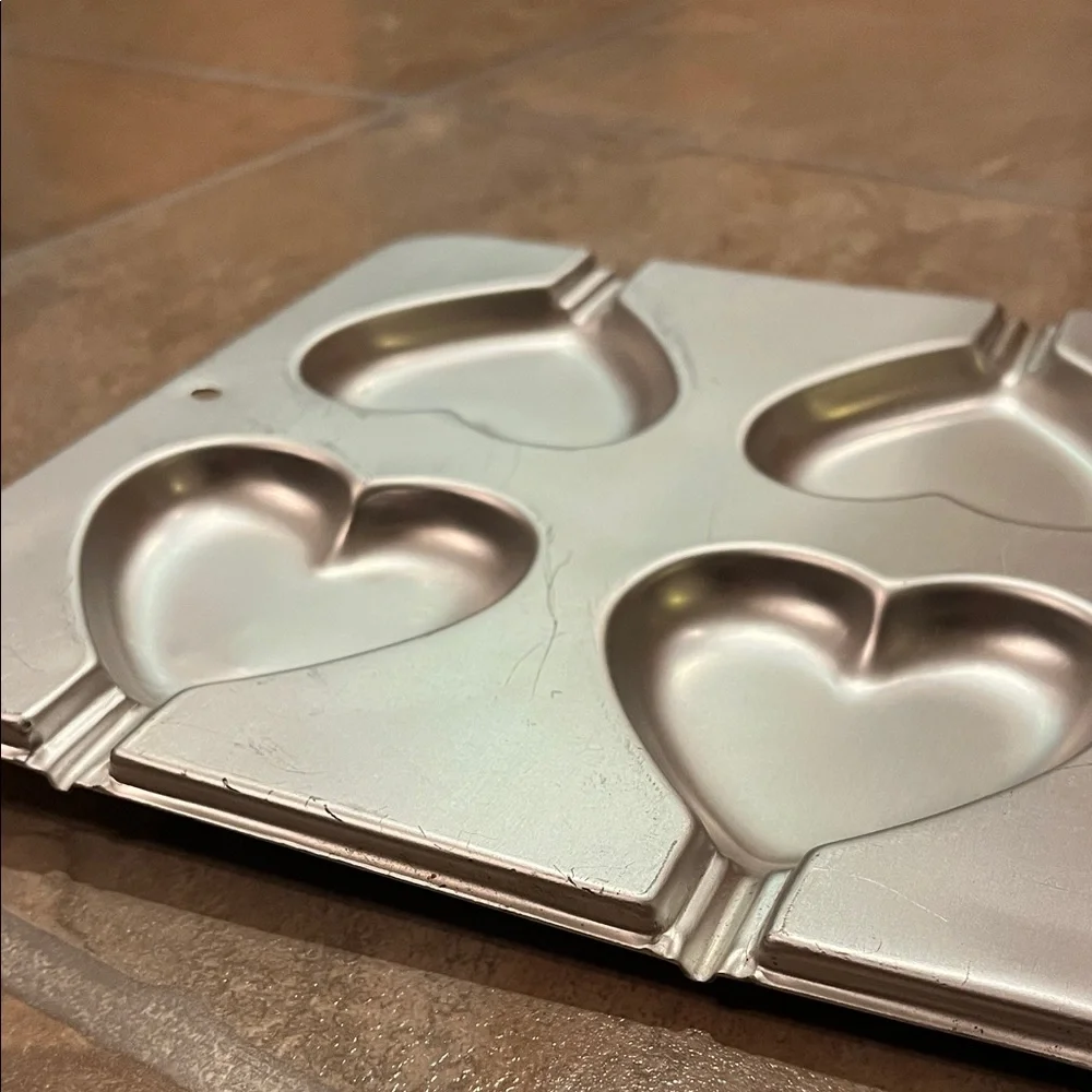 Vintage 1995 Heart-Shaped Aluminum Metal Baking Mold